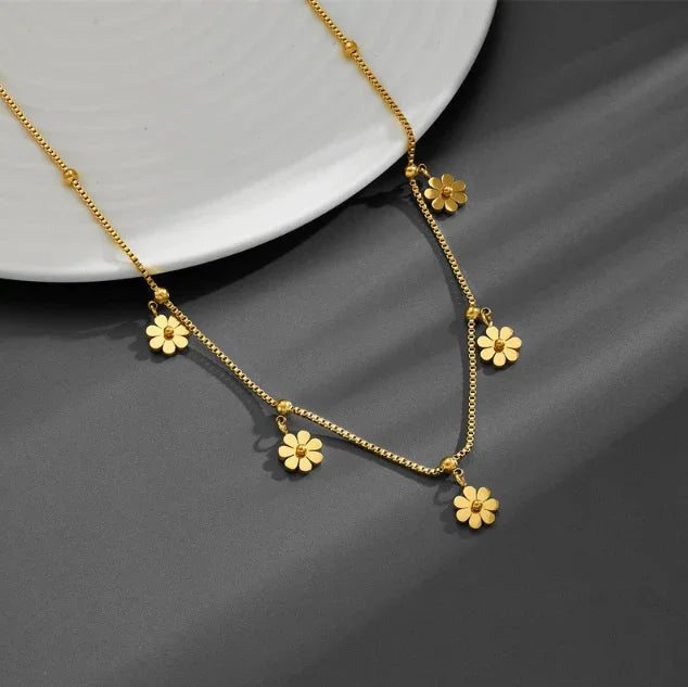 Daisy Arrival Necklace, front view