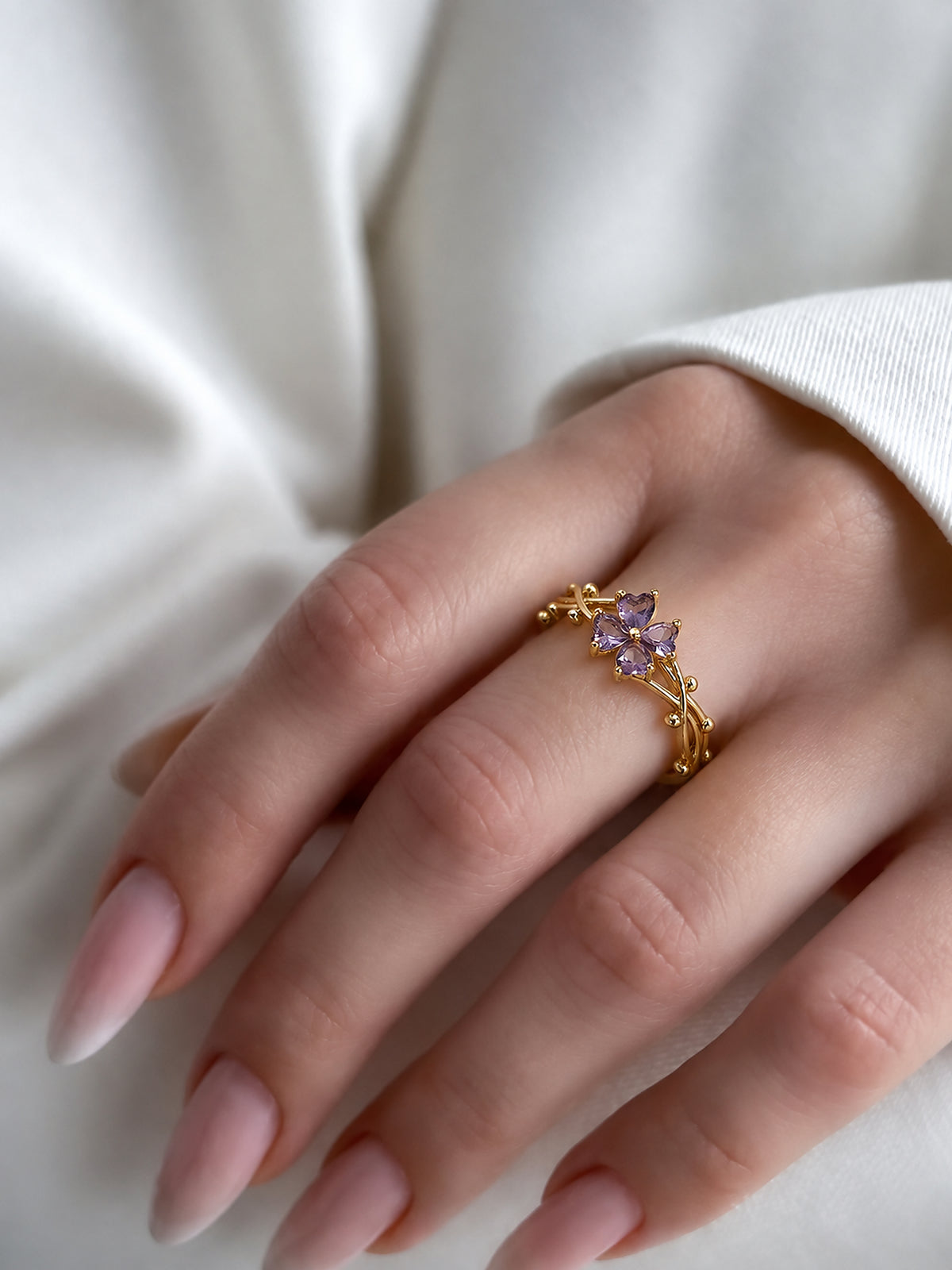 Amethyst Daisy Ring 18K worn on a hand from a close product reference